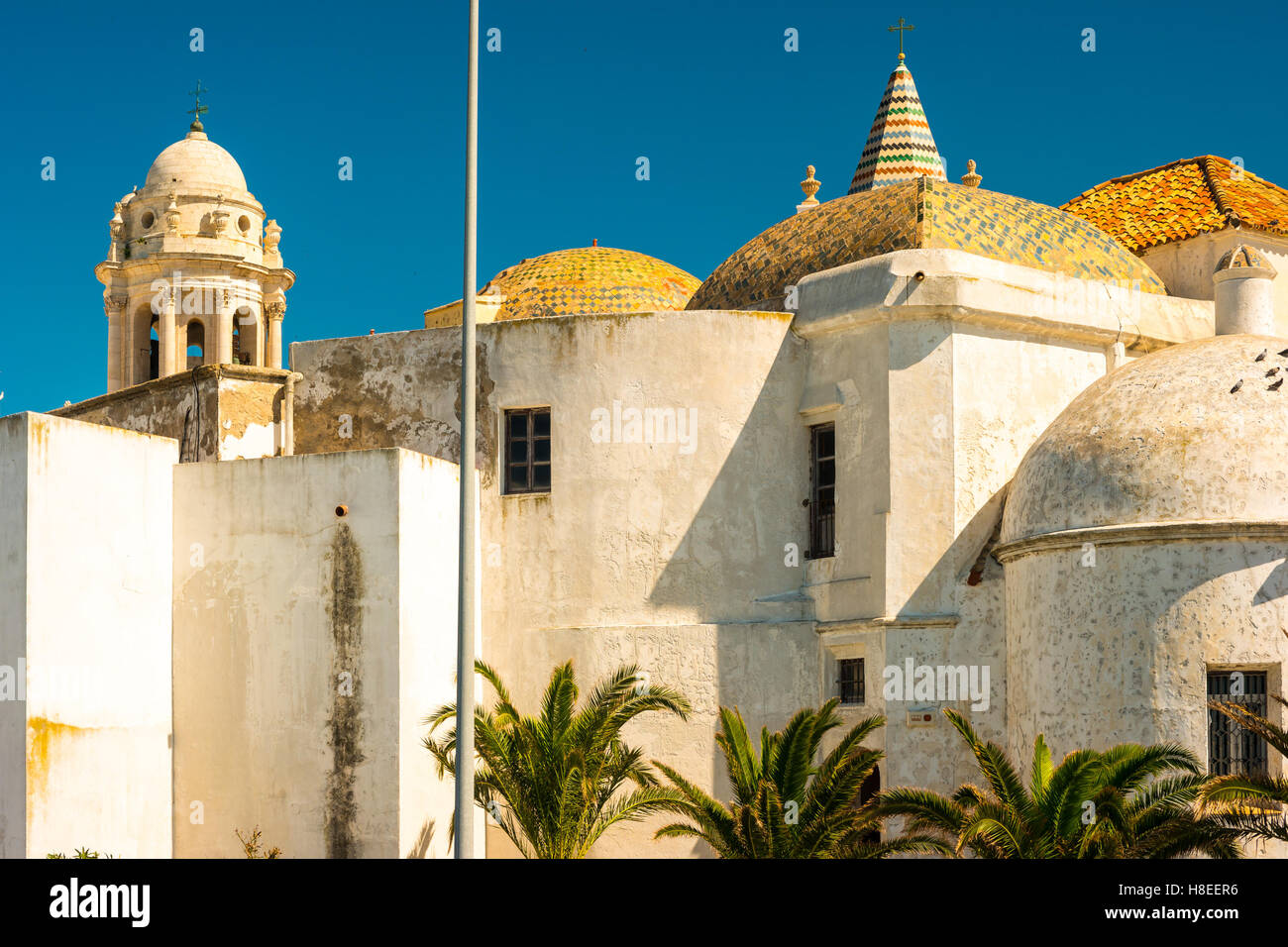 Bellissima vista di Cadice con la cattedrale e la Iglesia Santa Cruz Foto Stock