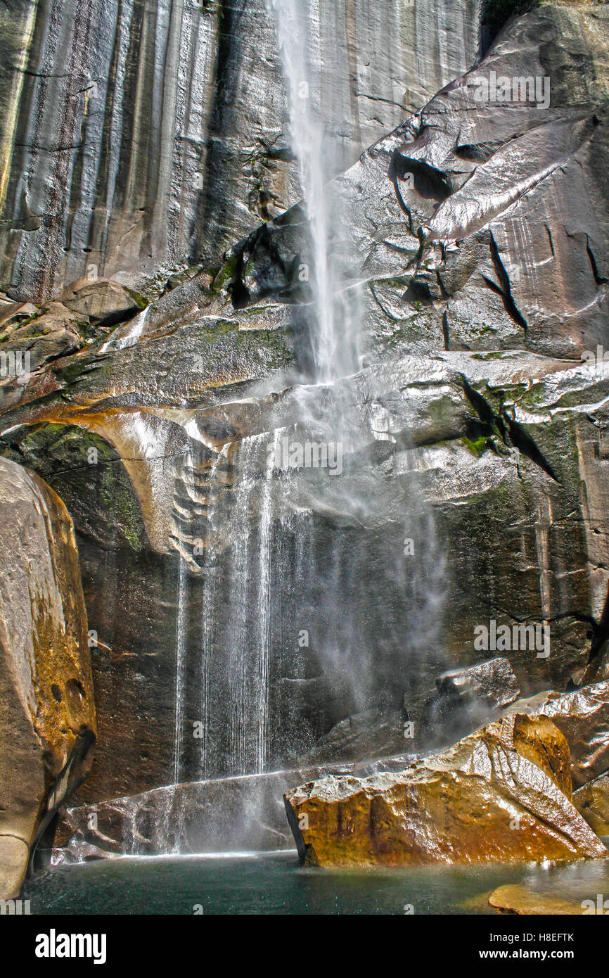 Acqua caduta al Parco Nazionale di Yosemite in California Foto Stock