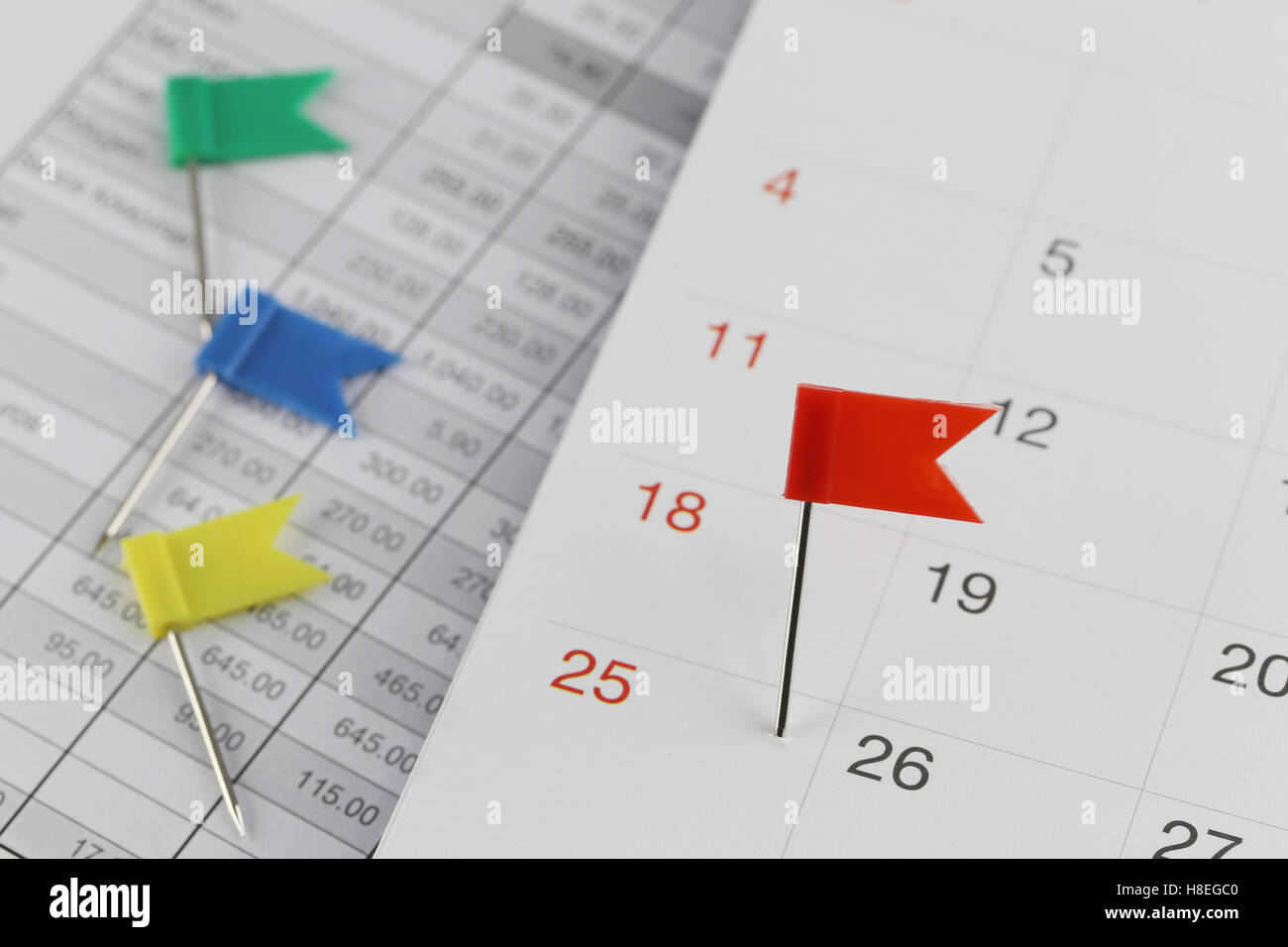 Perni di rosso per Wildcats sul calendario accanto al numero di venticinque nel concetto di business data e ora. Foto Stock