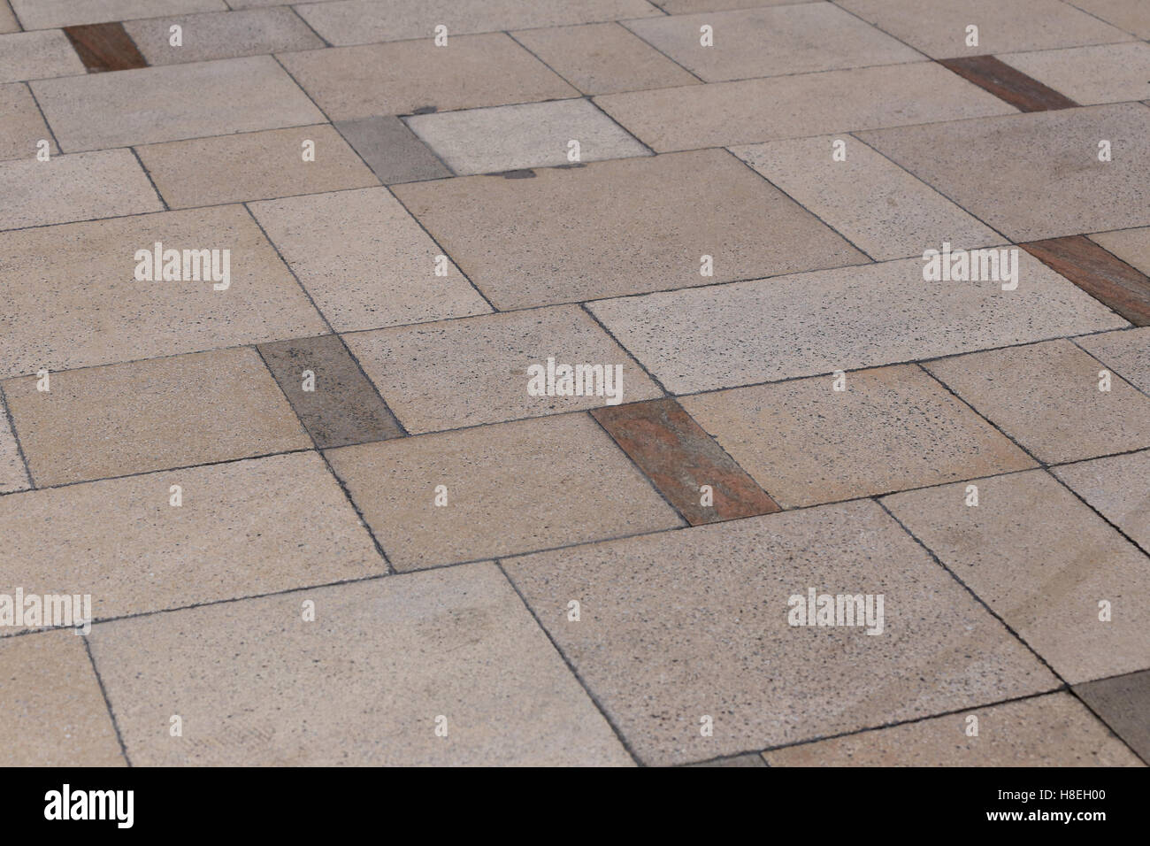 Passerella del pavimento in lastre di pietra per il disegno del decoro dello sfondo. Foto Stock