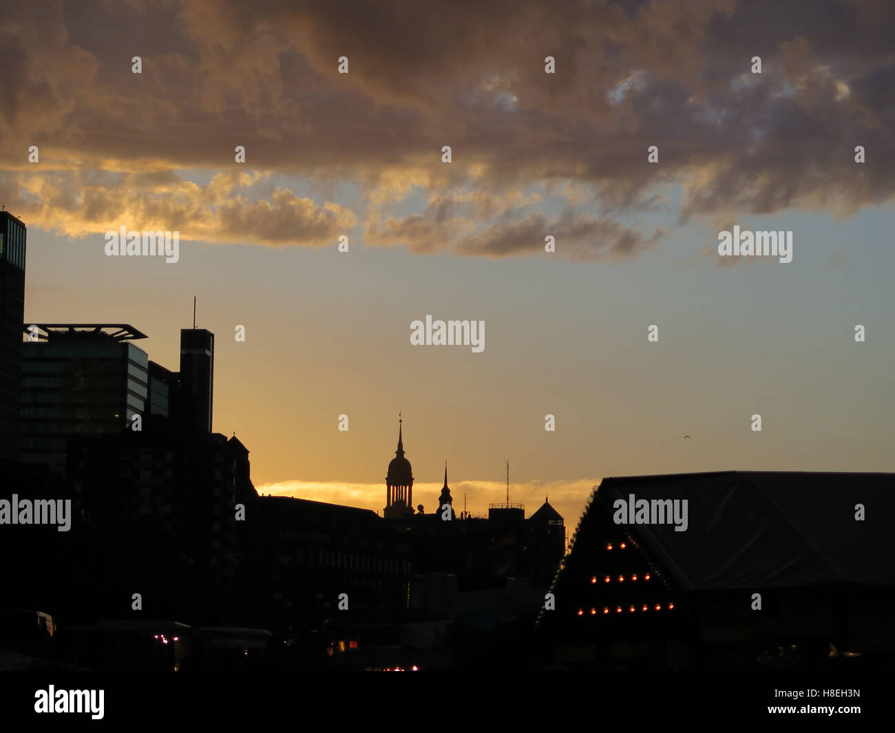 La mattina presto la silhouette della città contro le basse nuvole appese ad Amburgo, Germania Foto Stock