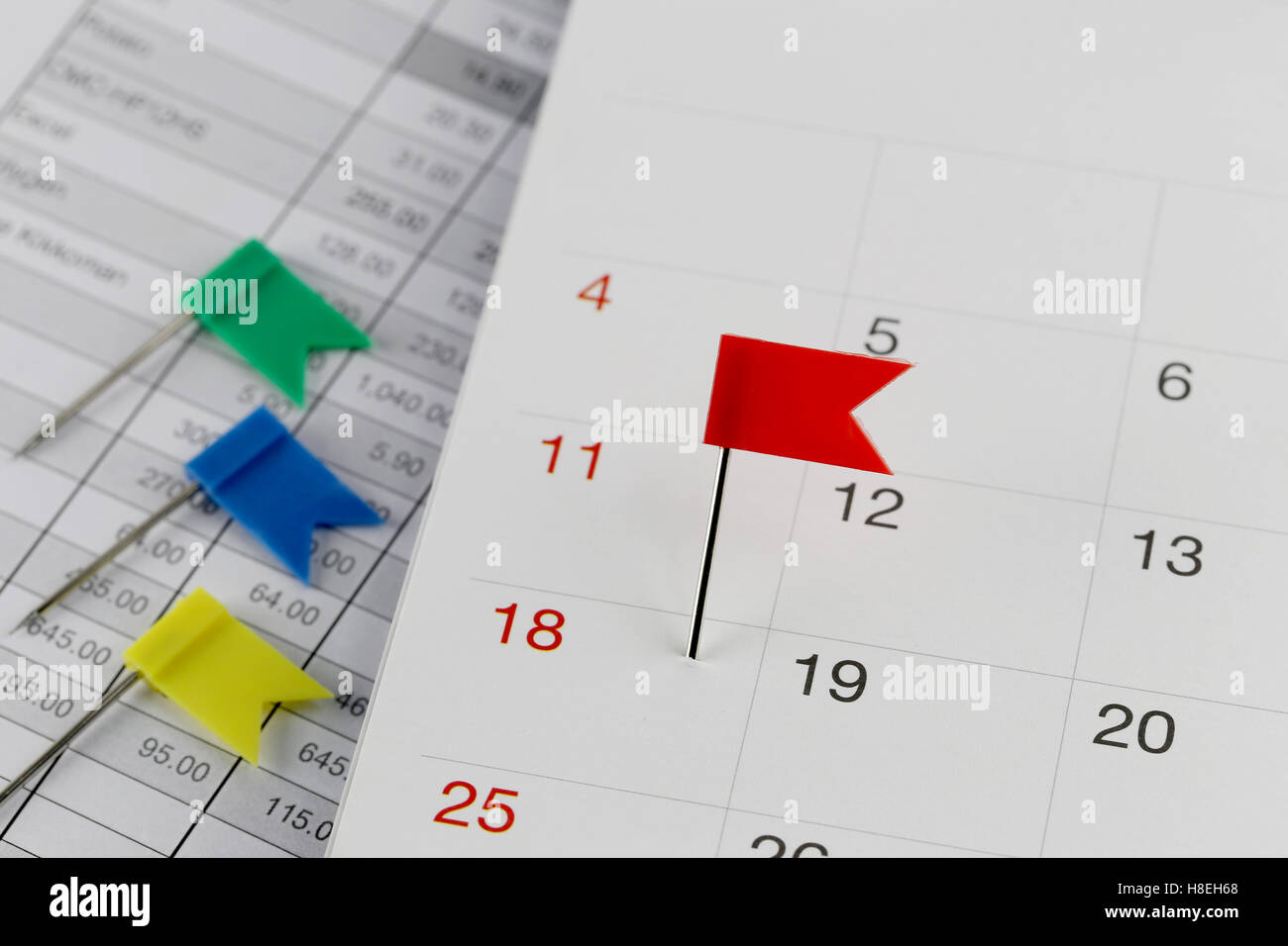 Perni di rosso per Wildcats sul calendario accanto al numero di diciotto nel concetto di business data e ora. Foto Stock