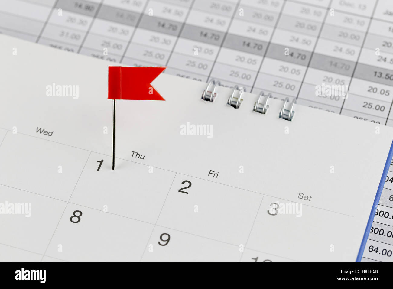 Perni di rosso per Wildcats sul calendario accanto al numero di uno nel concetto di business data e ora. Foto Stock