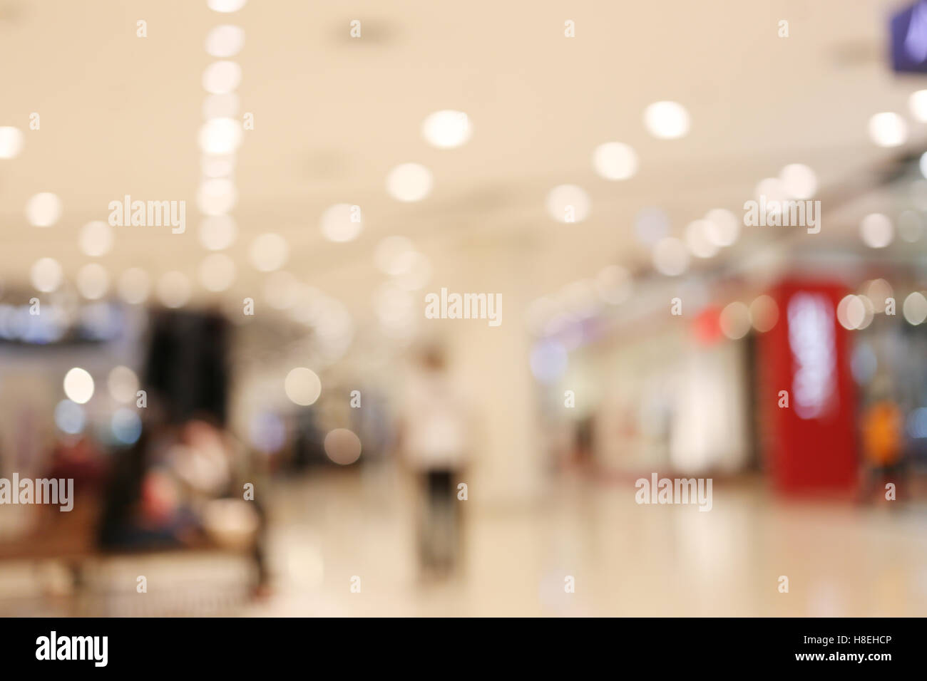 Sfocato shopping mall o indistinto department store per il design dello sfondo. Foto Stock