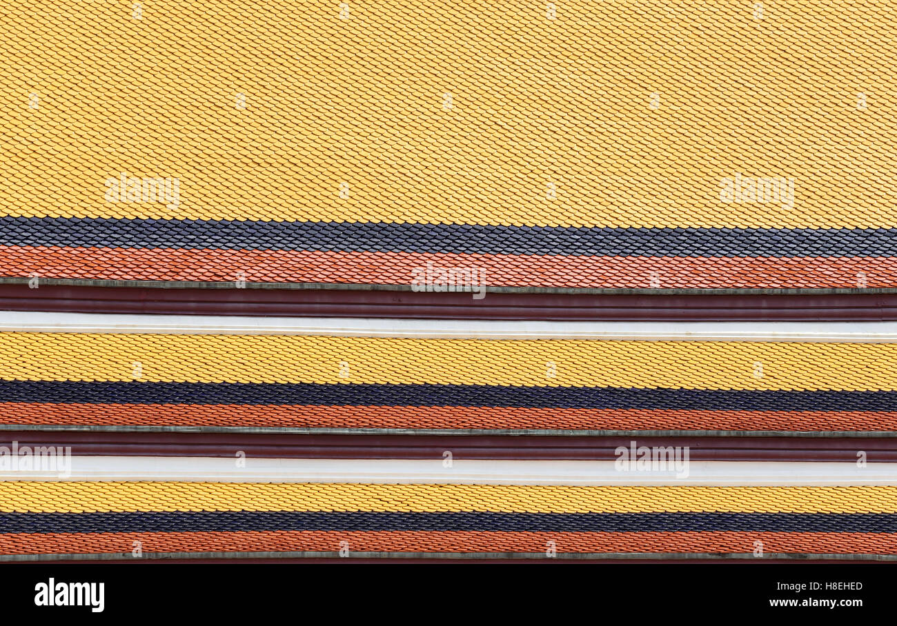 Piastrelle colorate tetto della Thailandia tempio per il design dello sfondo. Foto Stock