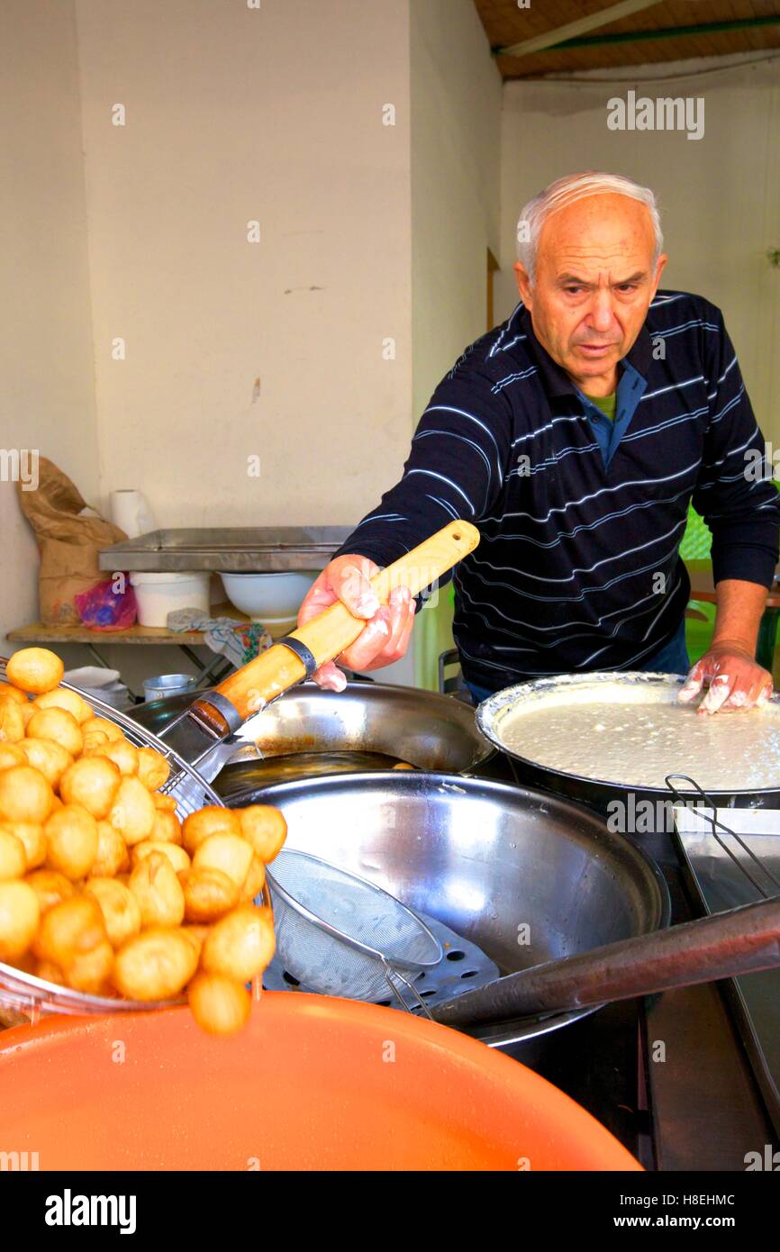 L'uomo rendendo dessert ciprioti, Pafos, Cipro, orientale Mar Mediterraneo, Europa Foto Stock