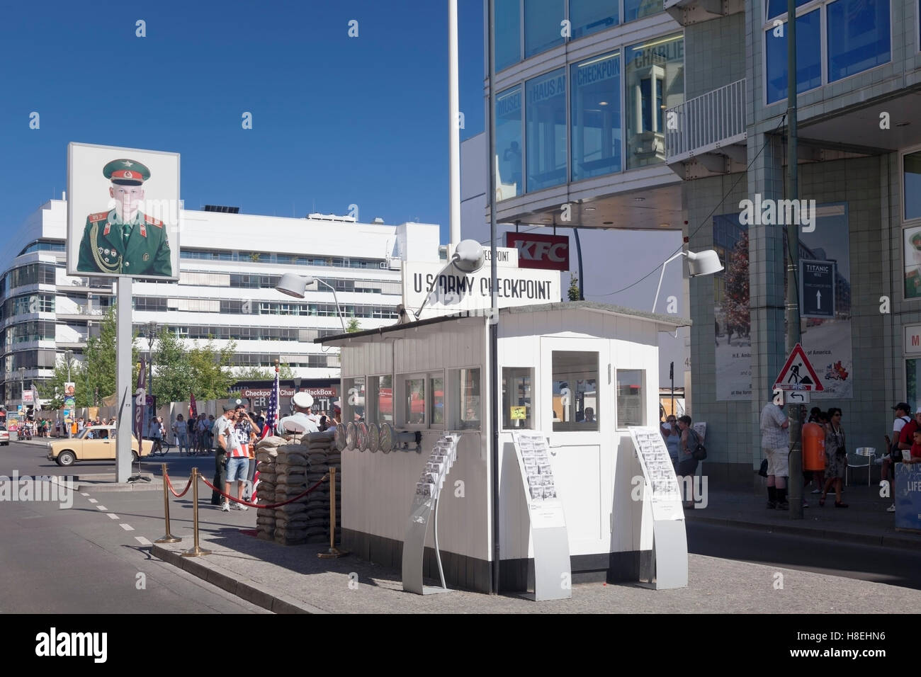 Il Checkpoint Charlie, Berlin Mitte, Berlin, Germania, Europa Foto Stock