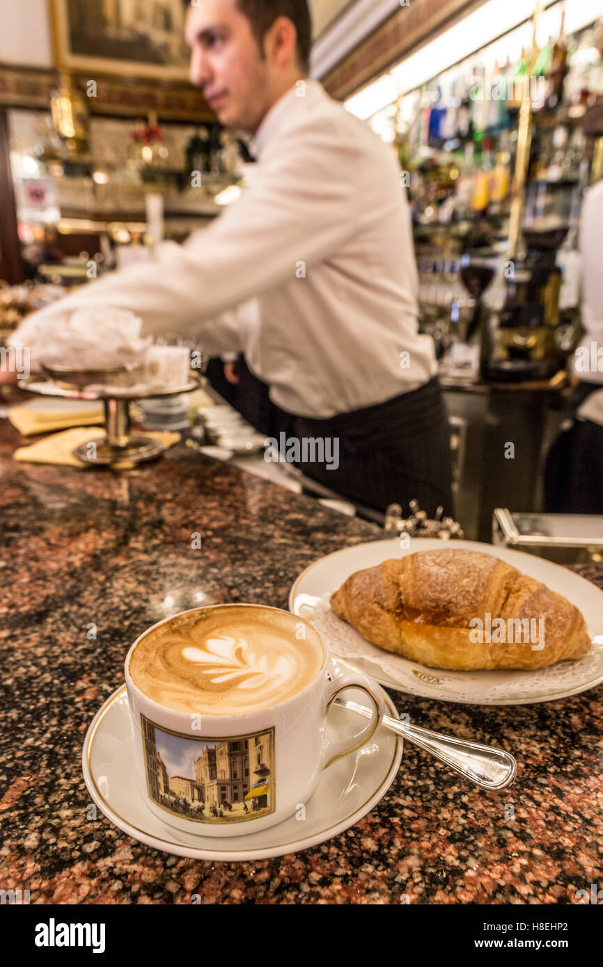 La tipica Milanese prima colazione con cappuccino e brioche fatti in casa presso il vecchio Cafe Cova, icona di Milano, Lombardia, Italia, Europa Foto Stock