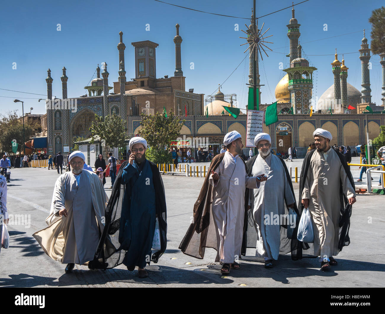 Chiacchierando mullah contro i minareti di Hazrat-e Masumeh (santo santuario), Qom, Iran, Medio Oriente Foto Stock