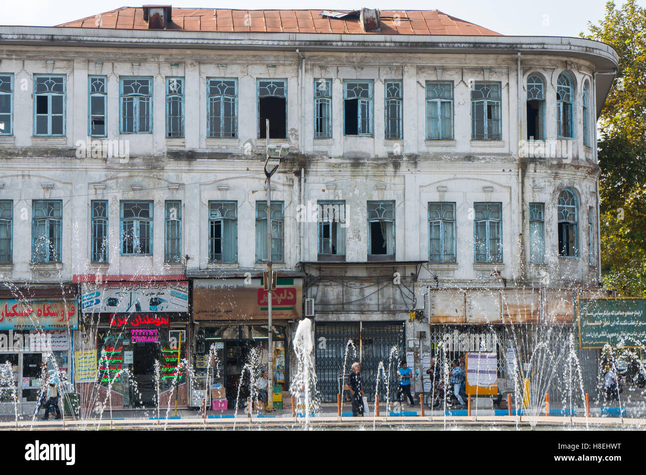 Sbriciolare il vecchio mercante russo case, Bandar-e Anzali, Iran, Medio Oriente Foto Stock
