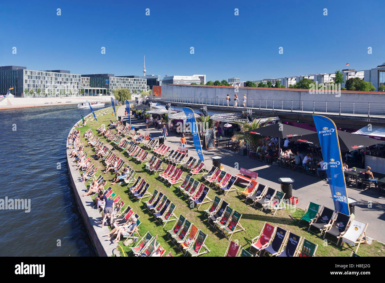 Capitale Beach bar a Spreebogen Park, la Torre della TV, Berlino, Germania, Europa Foto Stock