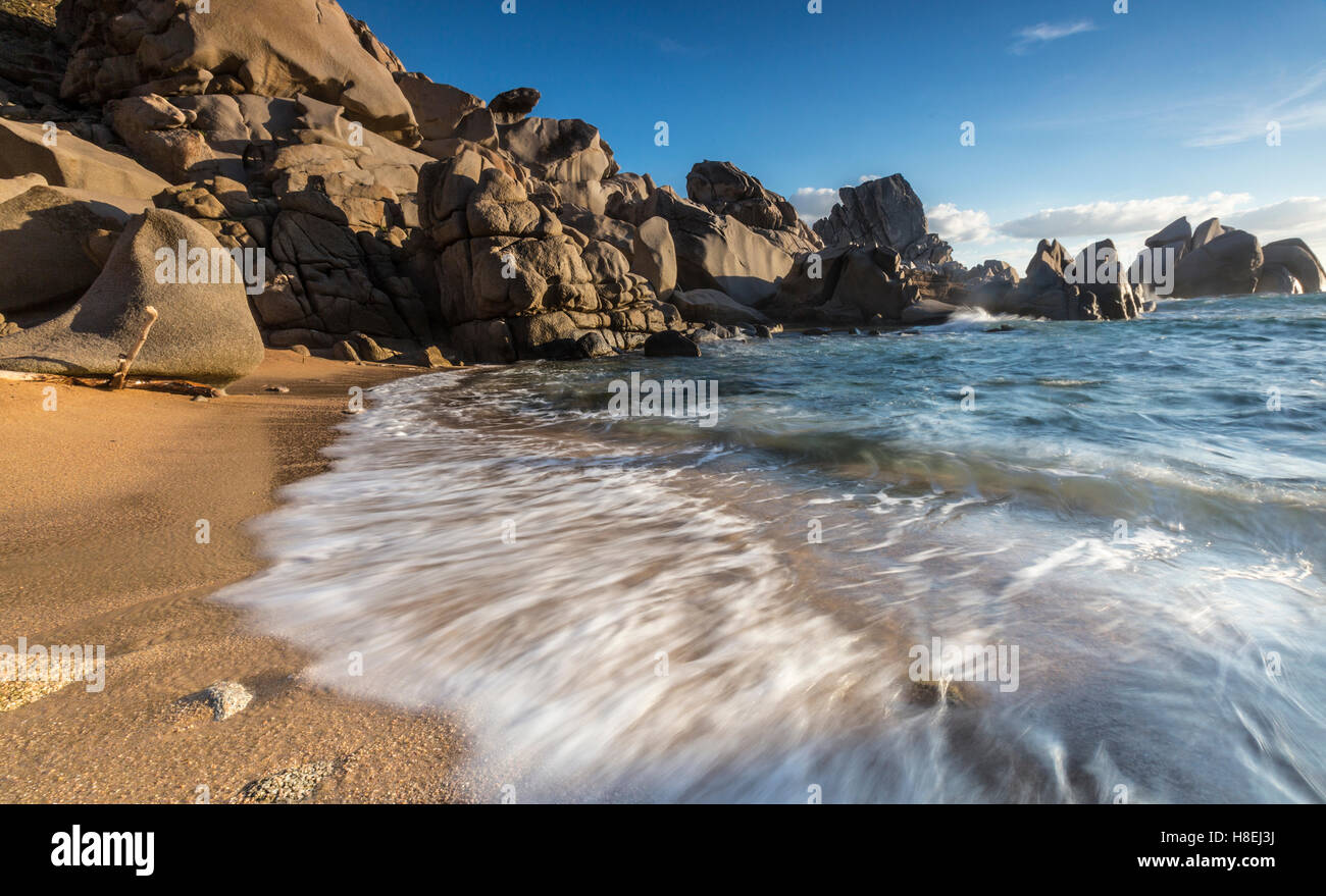 Onde che si infrangono sulla spiaggia sabbiosa, di Capo Testa a Santa Teresa di Gallura, provincia di Sassari, Sardegna, Italia Foto Stock