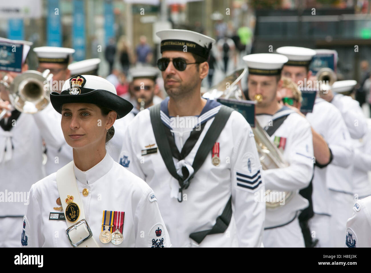 Royal Australian Navy band al servizio Remembrance Armistice Day a Martin Place Sydney il 11th novembre 2016, ufficiale della marina femminile Foto Stock