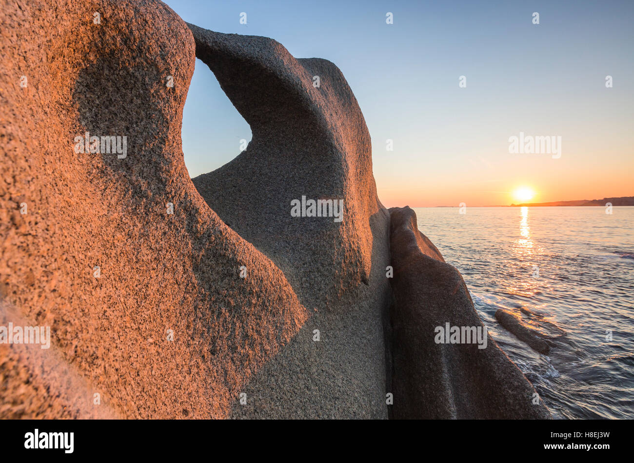 Tramonto sulla forma insolita scogliere e mare blu, di Capo Testa a Santa Teresa di Gallura, provincia di Sassari, Sardegna, Italia Foto Stock