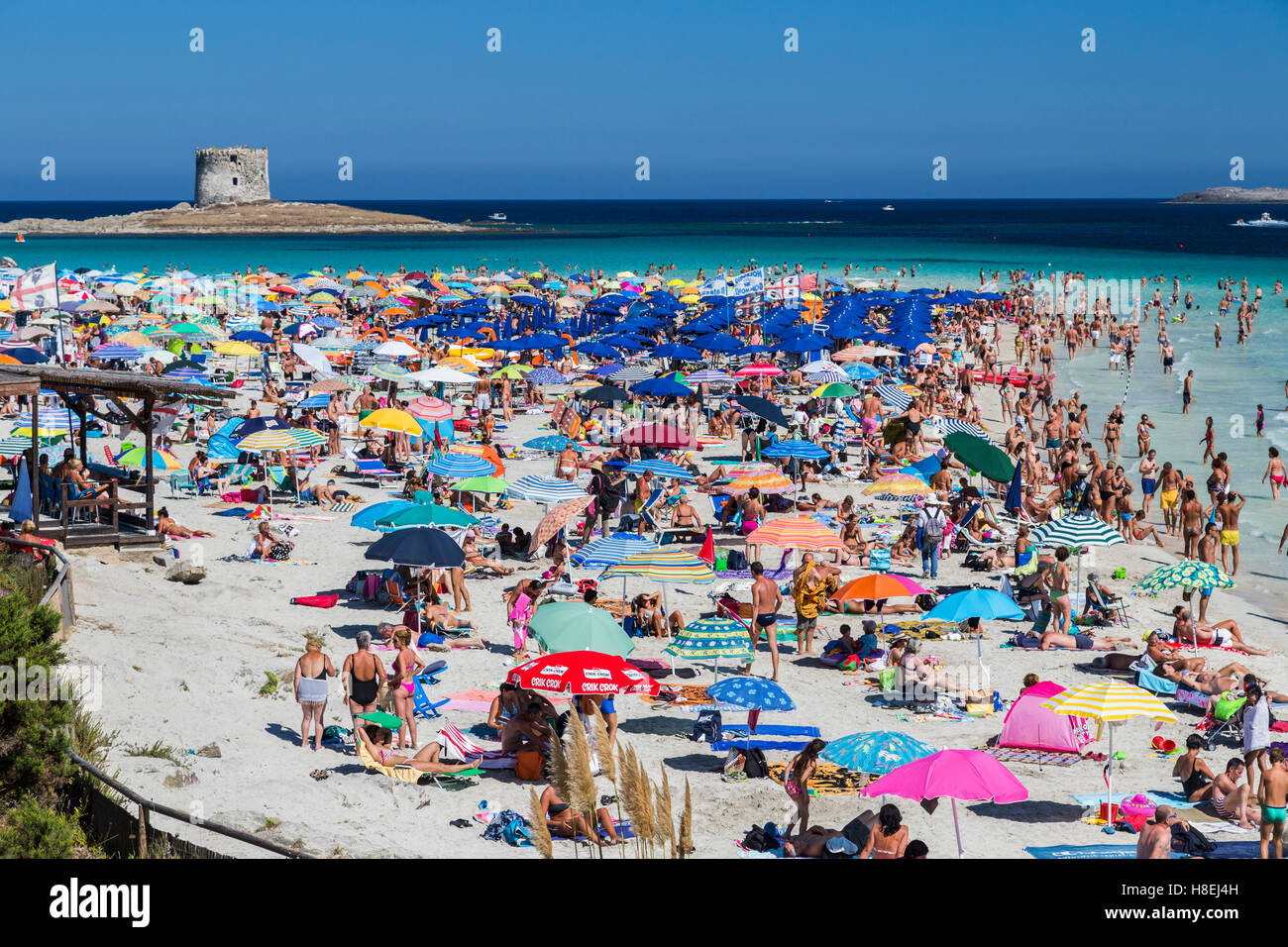 Turisti E Ombrelloni Sulla Spiaggia Della Pelosa Stintino