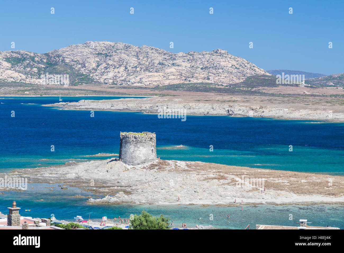 Il mare turchese e la vecchia torre circondano spiaggia della Pelosa, Stintino, Parco Nazionale dell'Asinara, provincia di Sassari, Sardegna, Italia Foto Stock