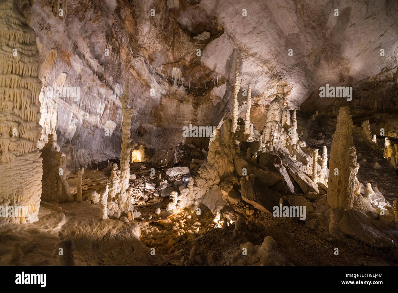 Lo spettacolo naturale delle grotte di Frasassi con sharp stalattiti e stalagmiti, Genga, provincia di Ancona, nelle Marche Italia, Europa Foto Stock