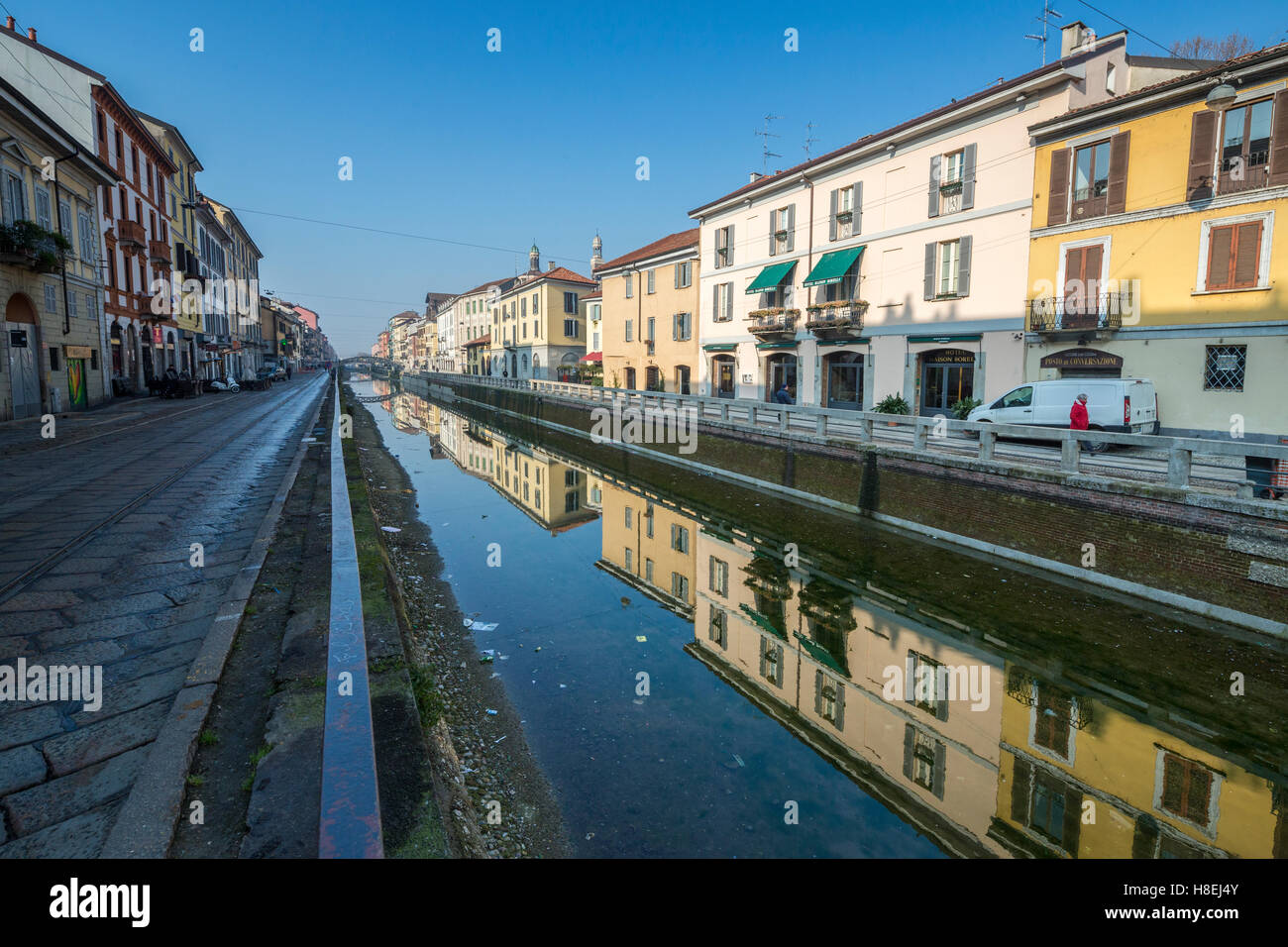 Tipiche Case si riflette nell'acqua del Naviglio Grande, Milano, Lombardia, Italia, Europa Foto Stock