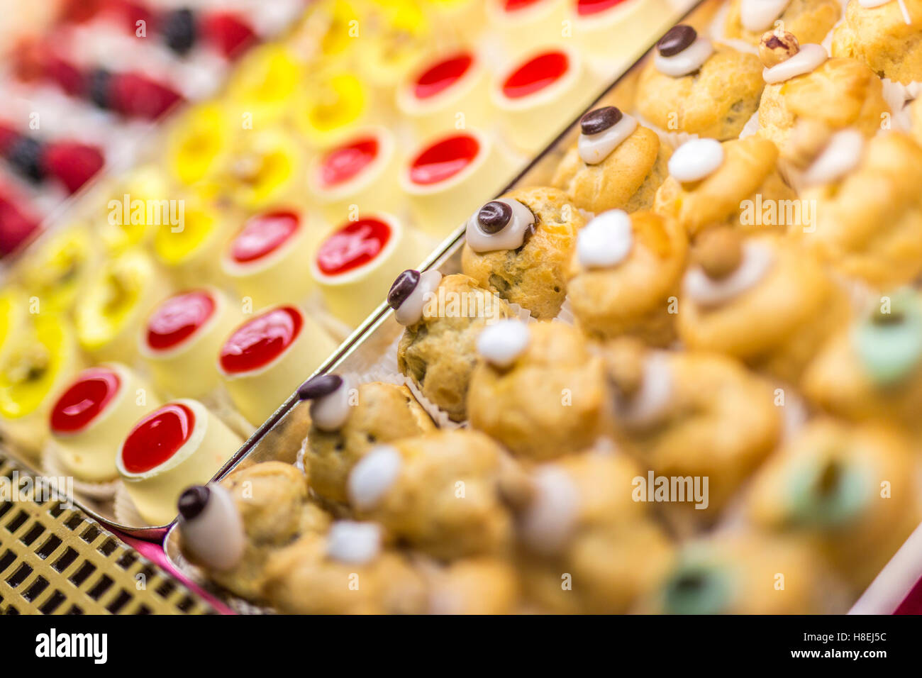 Tipici dolci fatti in casa e pasticcini della vecchia Cafe Cova, Milano, Lombardia, Italia, Europa Foto Stock