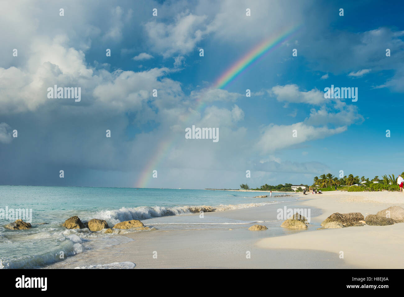 Rainbow sulla famosa spiaggia di Grace Bay, Providenciales, Turks e Caicos, dei Caraibi e America centrale Foto Stock