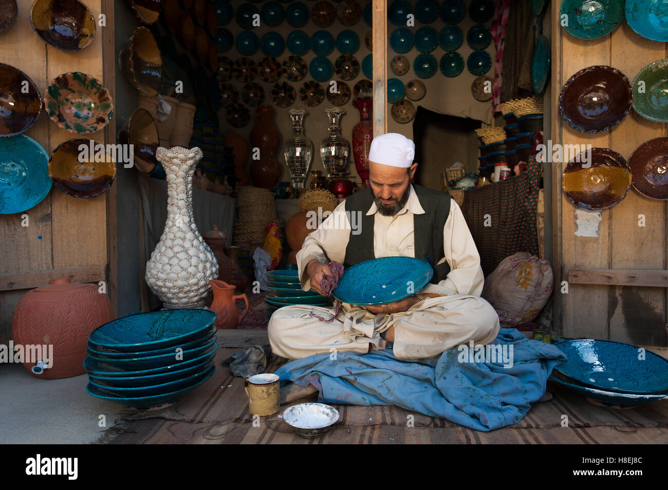 Istalif è famosa per i suoi vetri fatti a mano in ceramica di argilla, Panjshir Provincia, in Afghanistan, in Asia Foto Stock