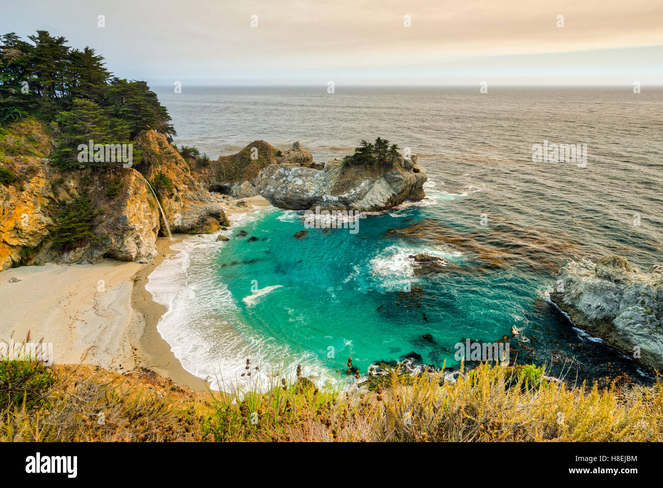 Smoky skies da una vicina wildfire girare la terra orange a McWay cade, California, Stati Uniti d'America, America del Nord Foto Stock