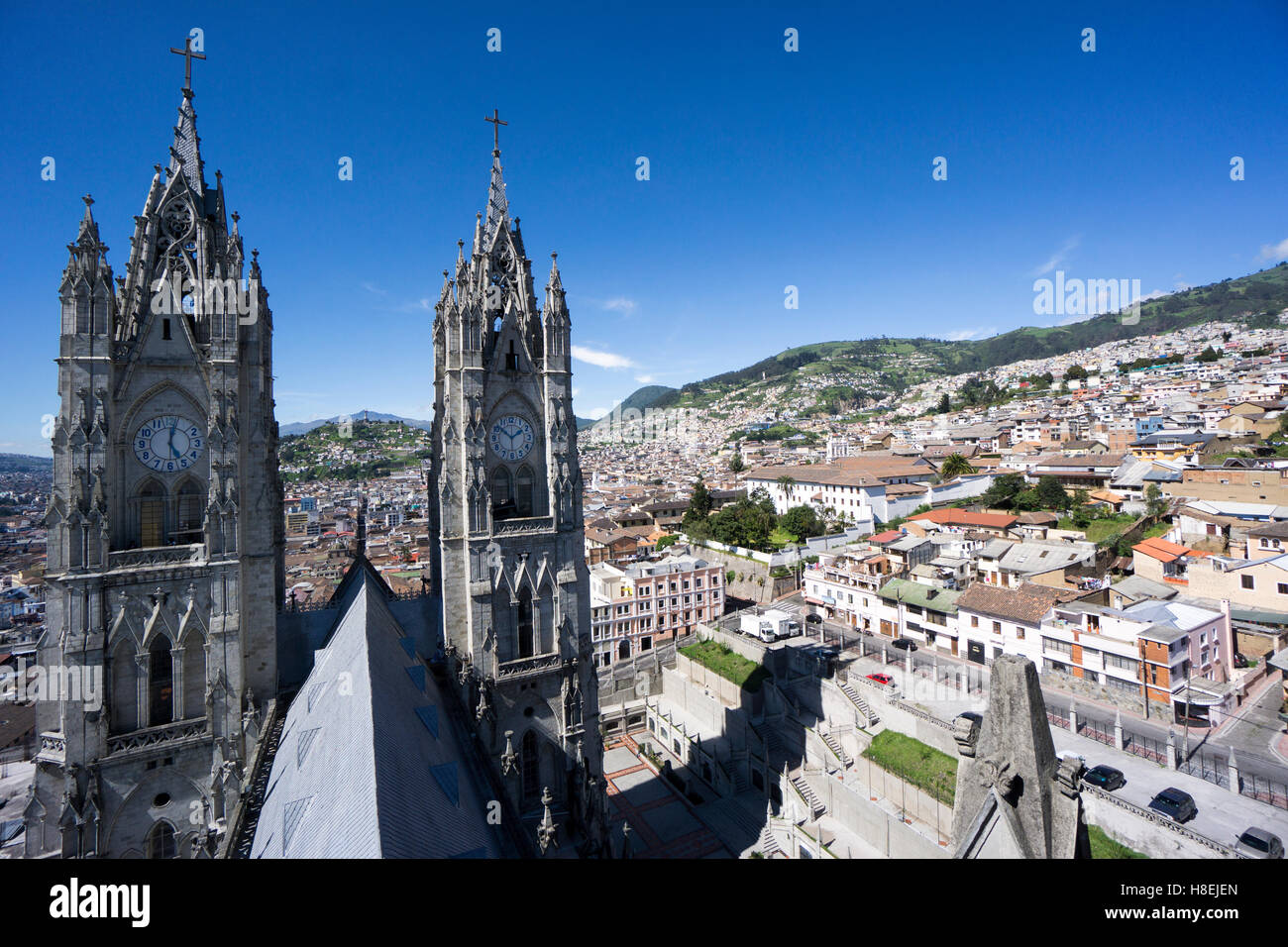 Basilica del Voto Nacional (Basilica del Voto Nazionale), e vista sulla città, Quito, Ecuador, Sud America Foto Stock