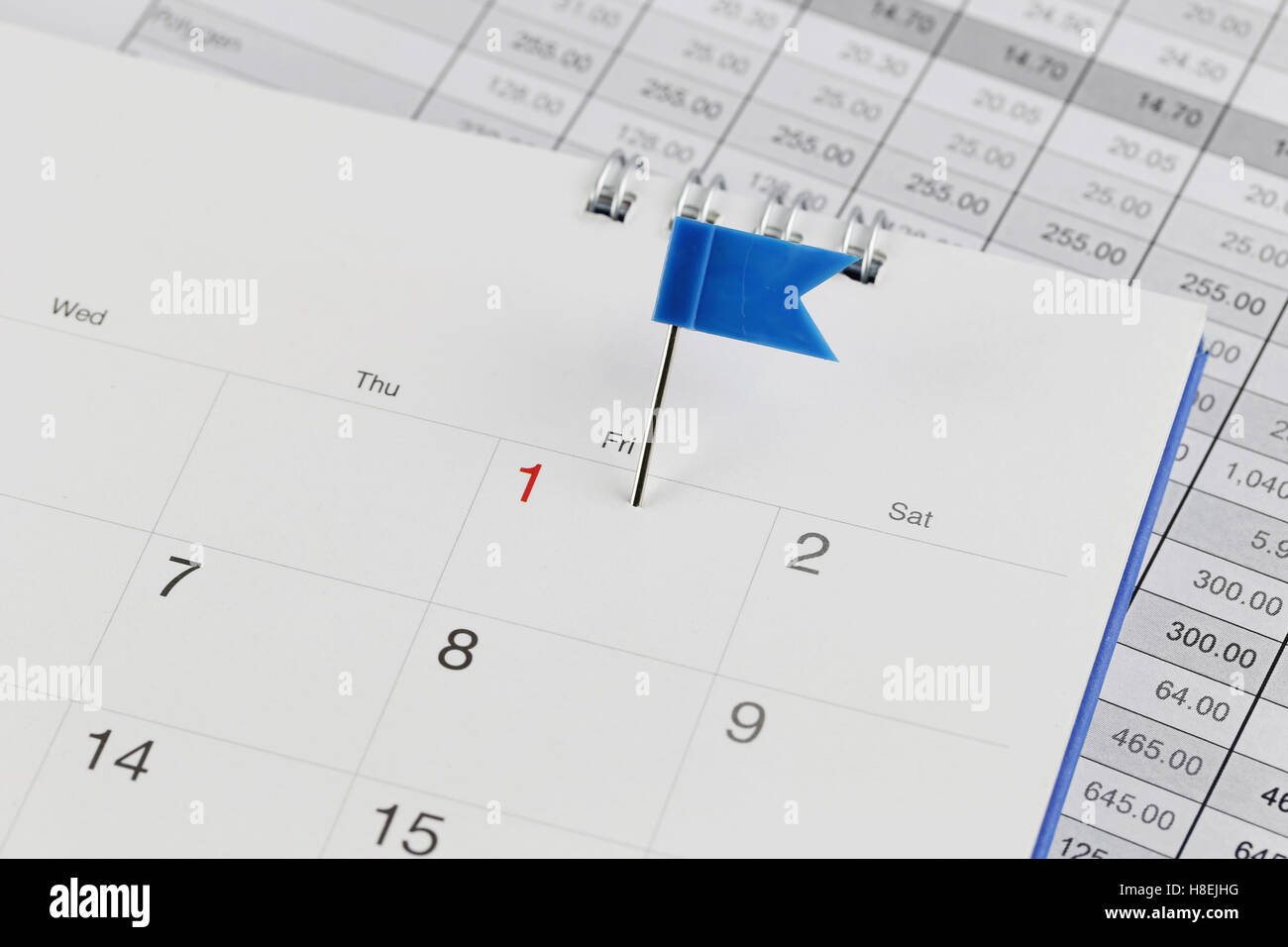 Perni blu a Wildcats sul calendario accanto al numero colore rosso di uno nel concetto di business data e ora. Foto Stock