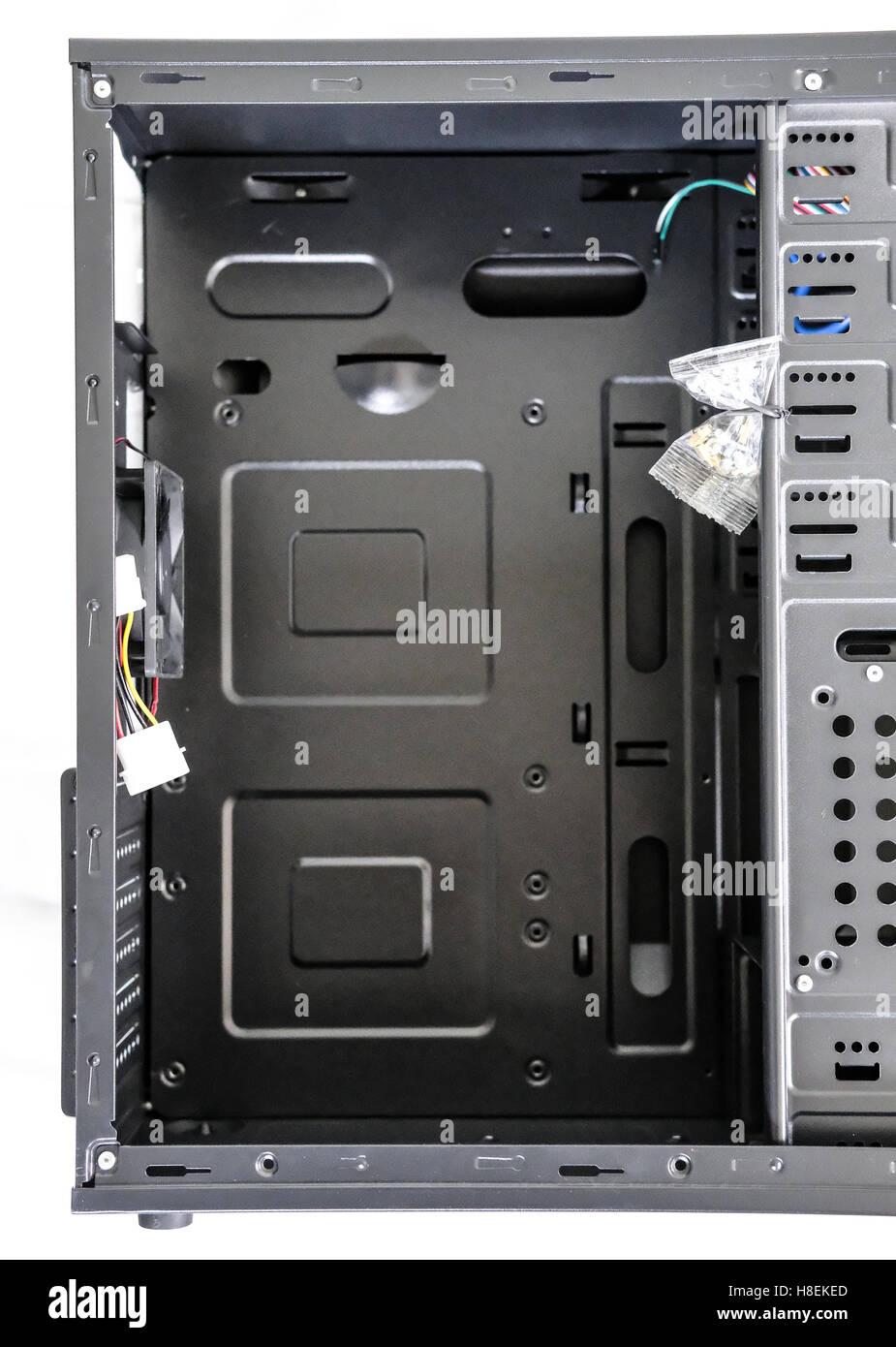 Standard mini ATX stile PC caso mostrato aperto con alcuni cavi di attacco presenti. Foto Stock