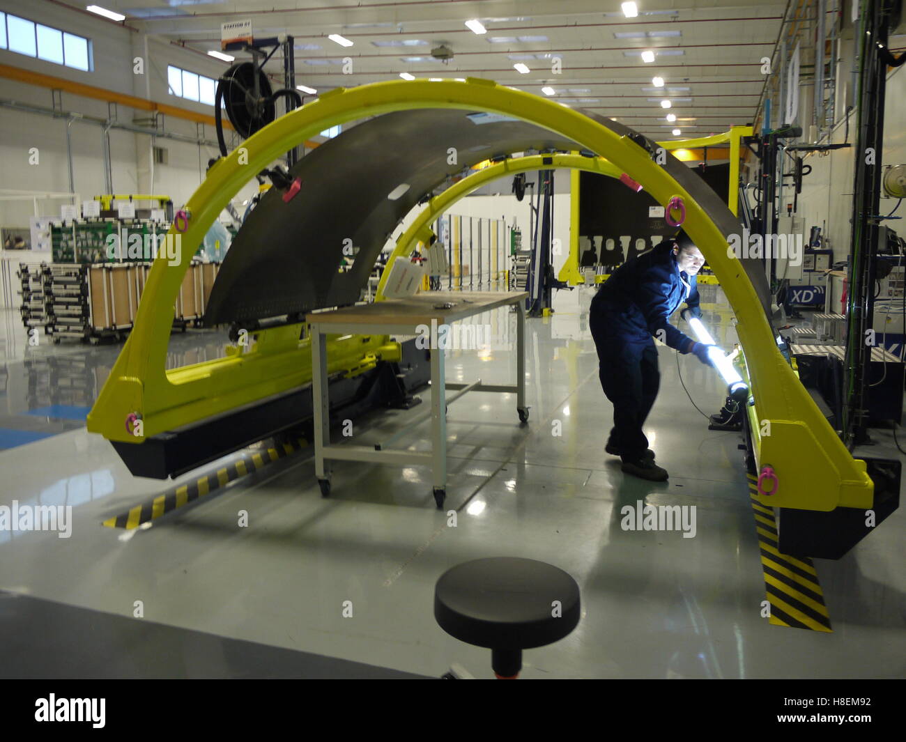 Lavoratore in Safran impianto di Le Havre (Francia) il lavoro su un sistema della navicella in carbonio aeronautic Foto Stock
