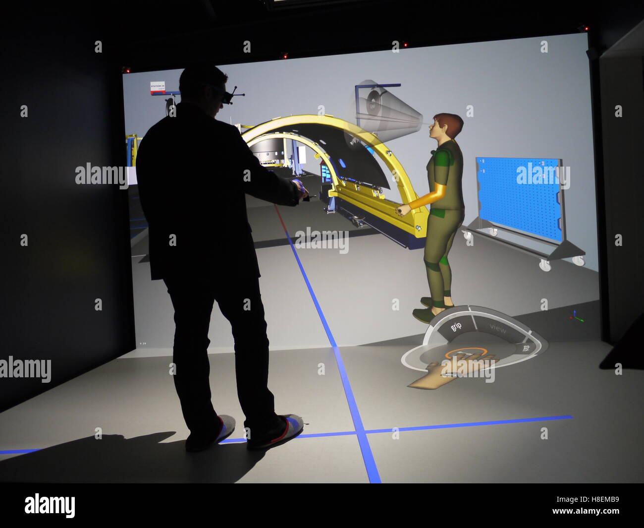 Un 3D la realtà virtuale sistema di visualizzazione è usata per ottimizzare la produzione al Safran navicella impianto di Le Havre (Francia) Foto Stock