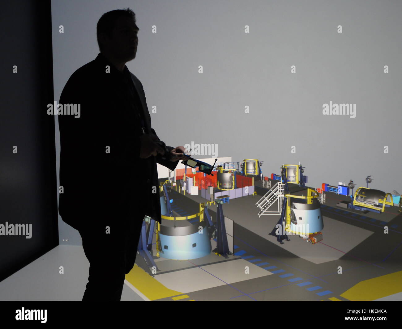 Un 3D la realtà virtuale sistema di visualizzazione è utilizzato per organizzare la produzione all'Safran navicella impianto di Le Havre (Francia) Foto Stock