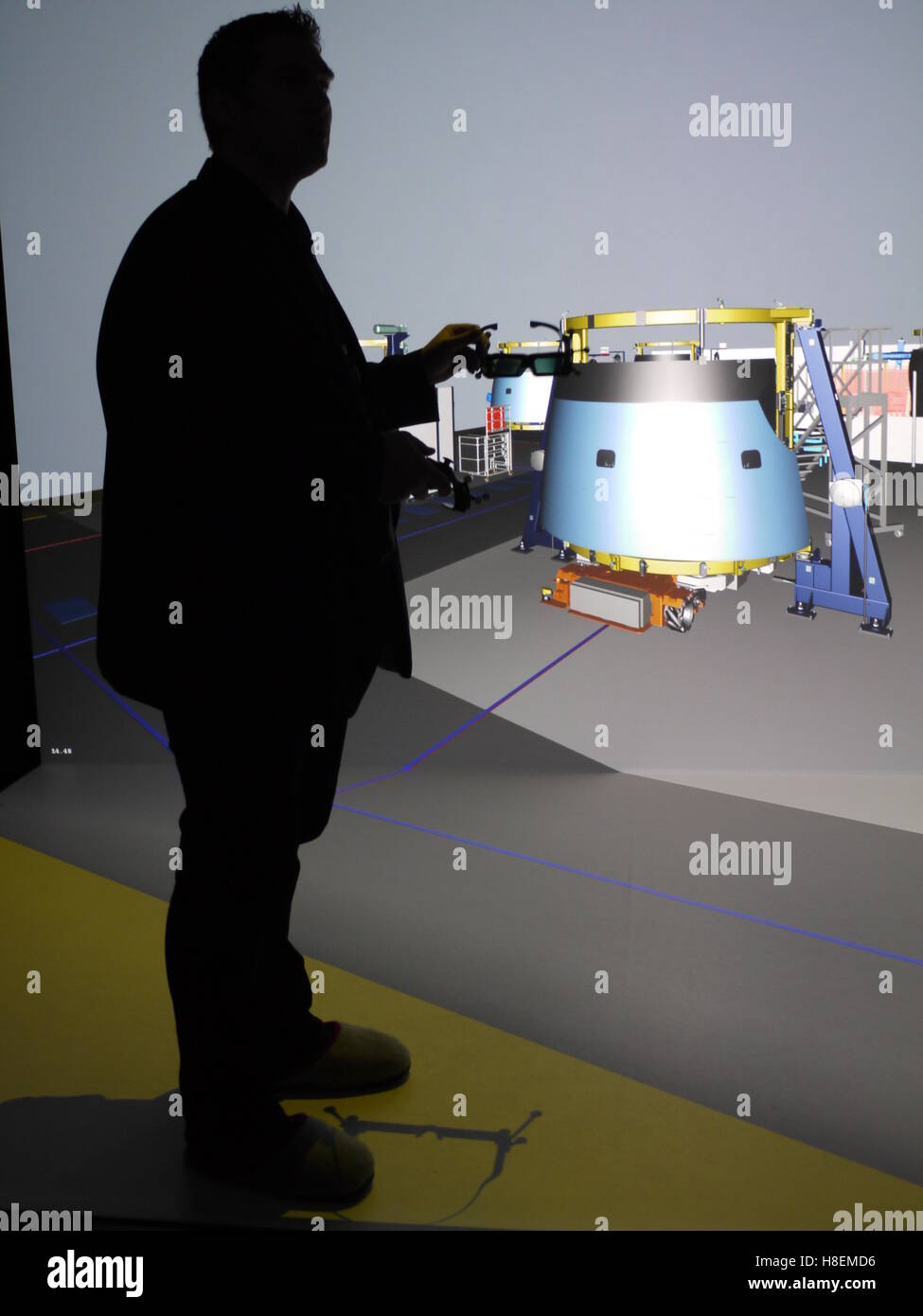 Un 3D la realtà virtuale sistema di visualizzazione è utilizzato per organizzare la produzione all'Safran navicella impianto di Le Havre (Francia) Foto Stock