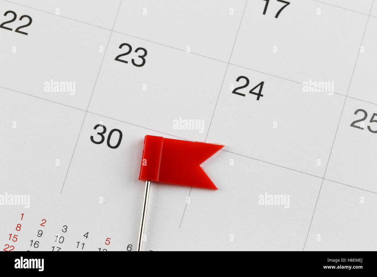 I pin di colore rosso al posto sul calendario accanto al numero di trenta nel concetto di business data e ora. Foto Stock