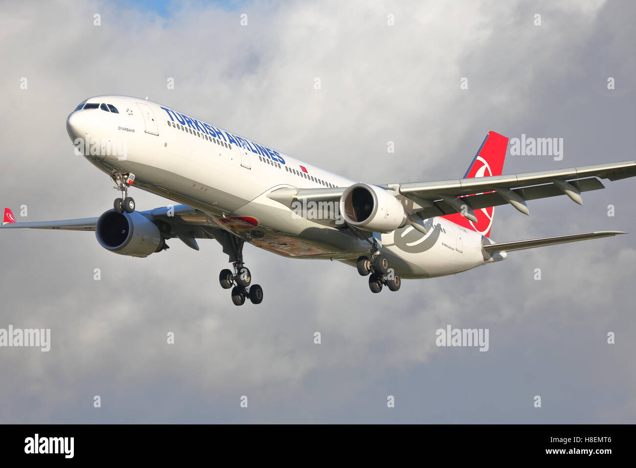 La Turkish Airlines Airbus A330-300 TC-JOE atterraggio all'Aeroporto Heathrow di Londra, Regno Unito Foto Stock