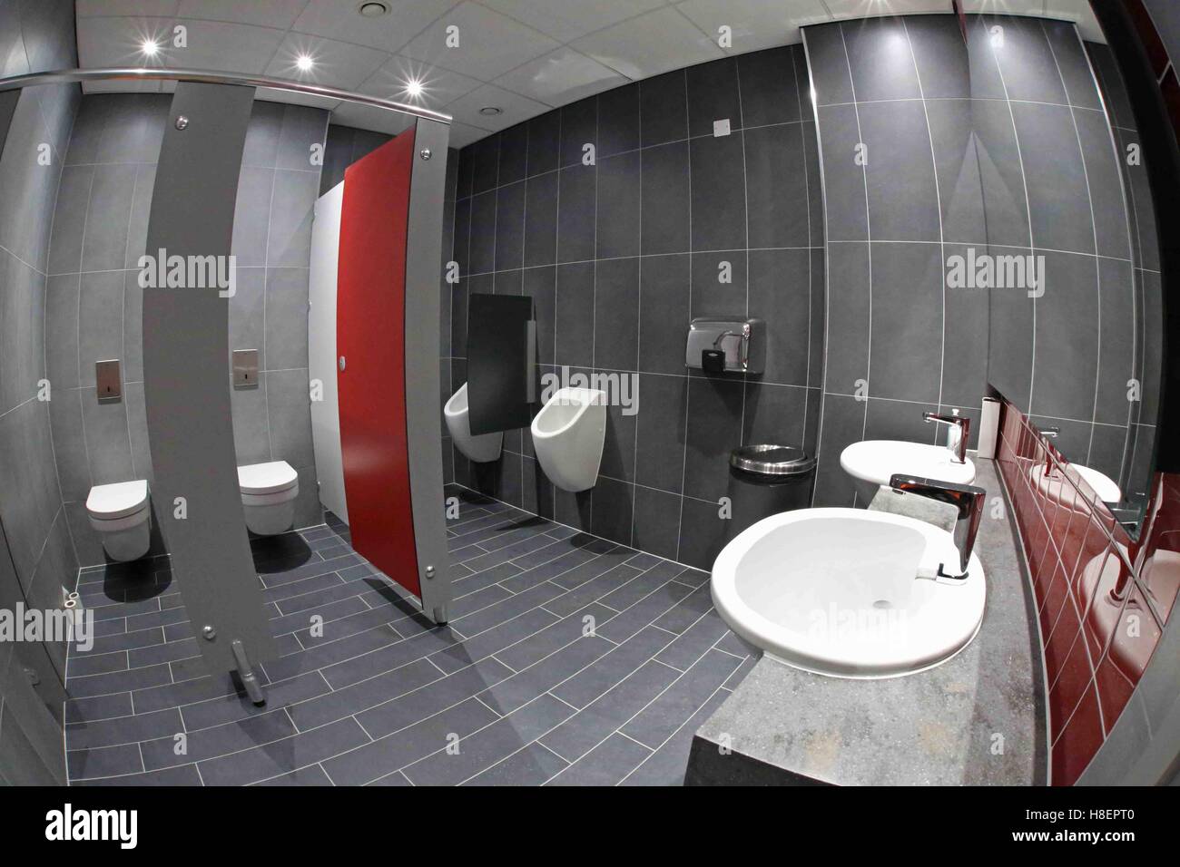 Interno di una nuova mens wc in un hotel a Cambridge nel Regno Unito. Foto Stock