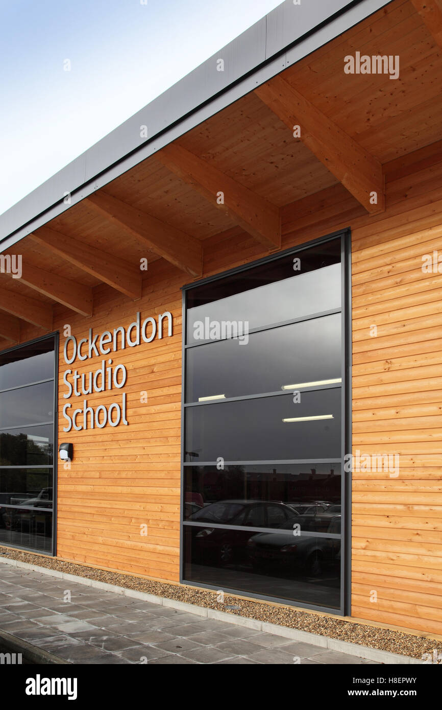 Esterno di un nuovo edificio di legno a Ockendon Studio scuola. Una moderna Accademia Britannica scuola Foto Stock