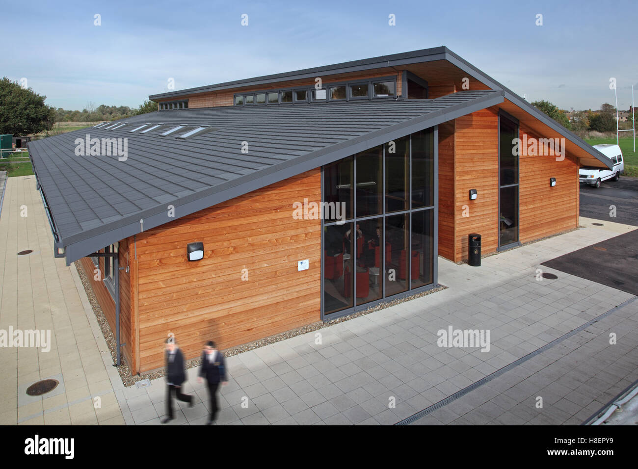 Esterno di una nuova classe di Legname in blocco Ockendon Studio scuola. Una moderna Accademia Britannica scuola. Visualizza due alunni (sfocata) Foto Stock