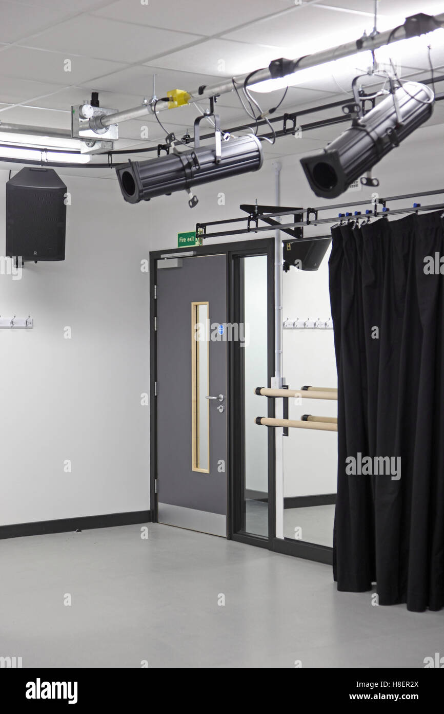 Teatro e danza studio in una nuova Londra scuola secondaria. Mostra faretti, sistema audio, specchio a parete e binari di danza Foto Stock