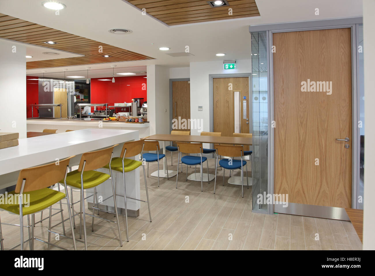 Area ristorante con personale appena attrezzato in un edificio di uffici di Londra. Mostra posti a sedere, area bar e servery. Foto Stock