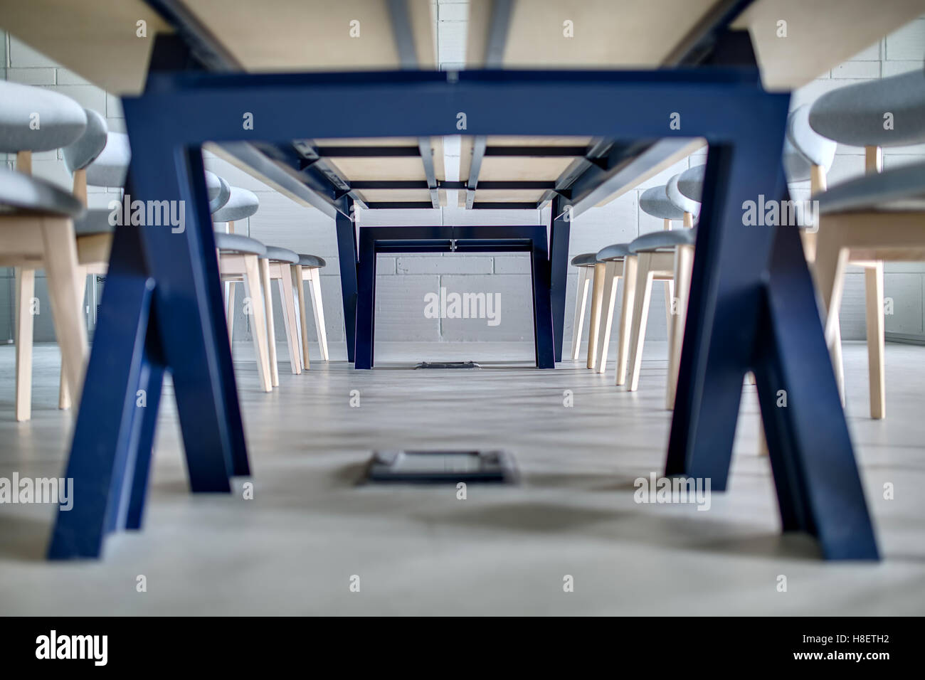 Tavolo e sedie grigio Foto Stock