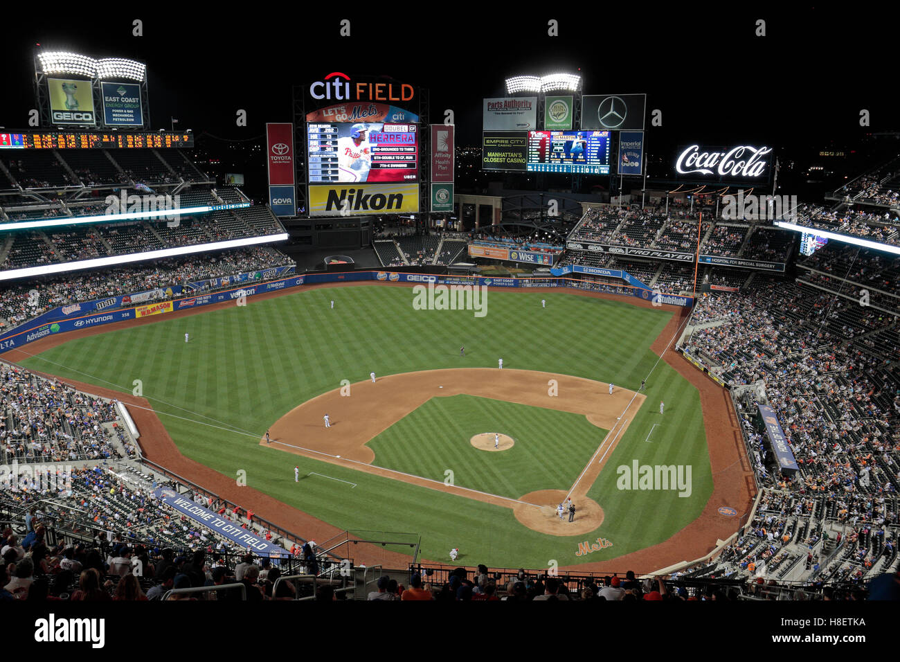 Tempo di notte vista di Citi Field, casa stadio della MLB New York Mets durante un gioco 2016, New York, Stati Uniti. Foto Stock