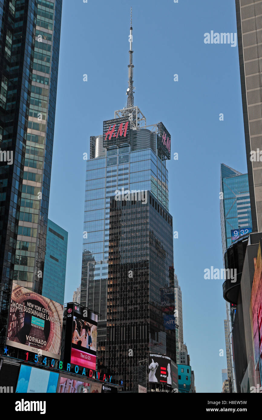 Il Condé Nast Building visto da Times Square Manhattan, New York, Stati Uniti. Foto Stock
