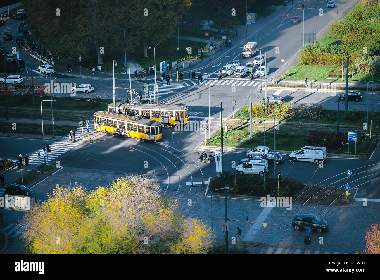 Tilt Shift tram e scene di strada in milano, Italia Foto Stock