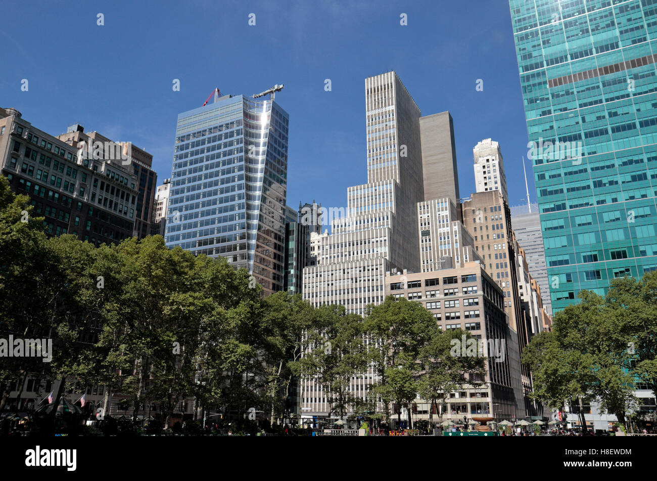 Ricerca di grattacieli accanto a Bryant Park, Manhattan, New York, Stati Uniti. Foto Stock