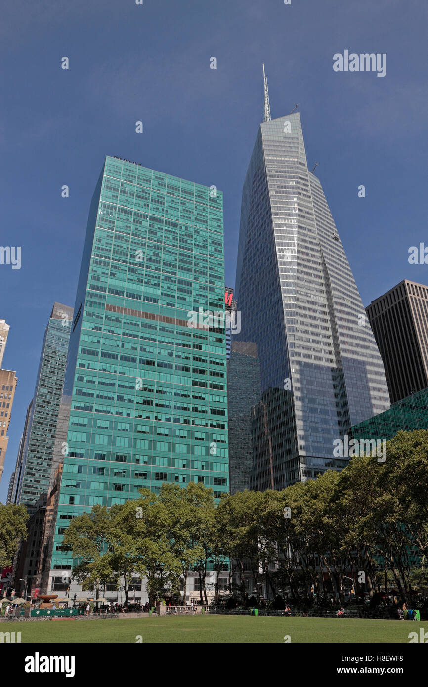 Ricerca di grattacieli accanto a Bryant Park, Manhattan, New York, Stati Uniti. Foto Stock