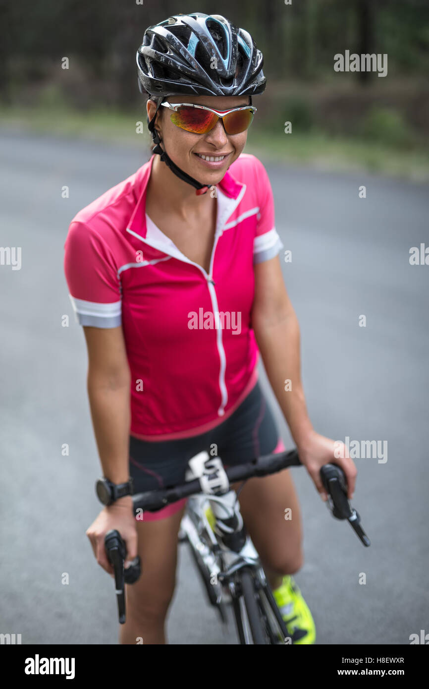 Ciclista femmina all'aperto Foto Stock