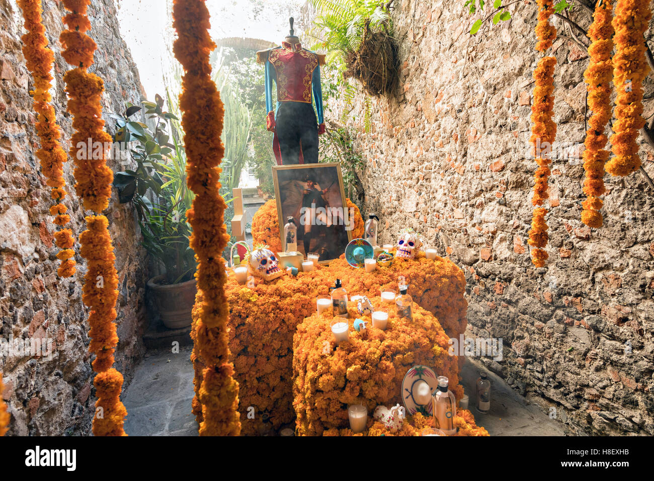 Un tradizionale offrenda o altare in onore di famiglia durante il giorno dei morti festival ottobre 27, 2016 in San Miguel De Allende, Guanajuato, Messico. La settimana di festa è un momento in cui i messicani benvenuti i morti alla messa a terra per una visita e celebrare la vita. Foto Stock