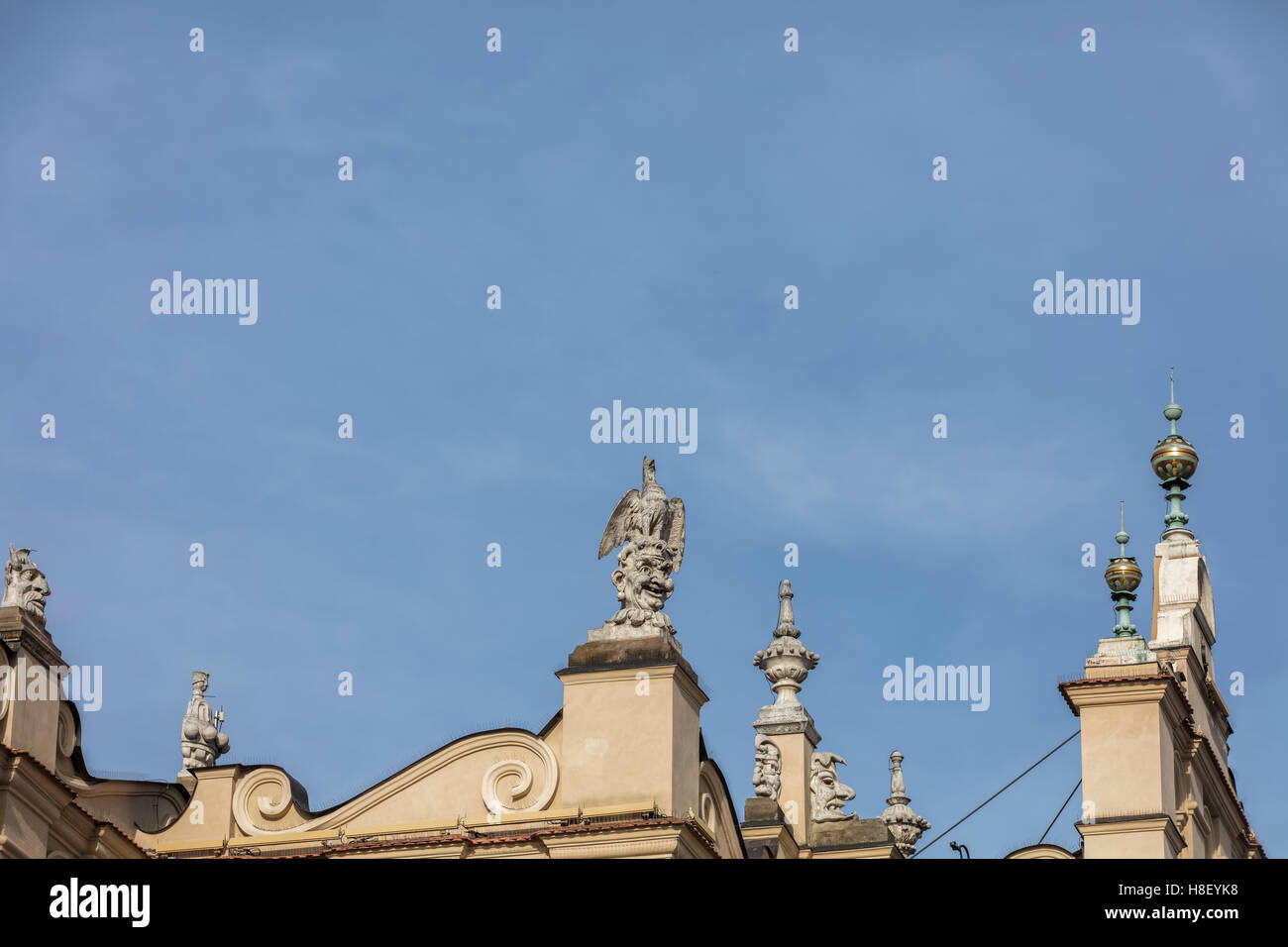 Tetto con statue del panno Hall edificio nella piazza principale nel centro della città di Cracovia in Polonia Foto Stock