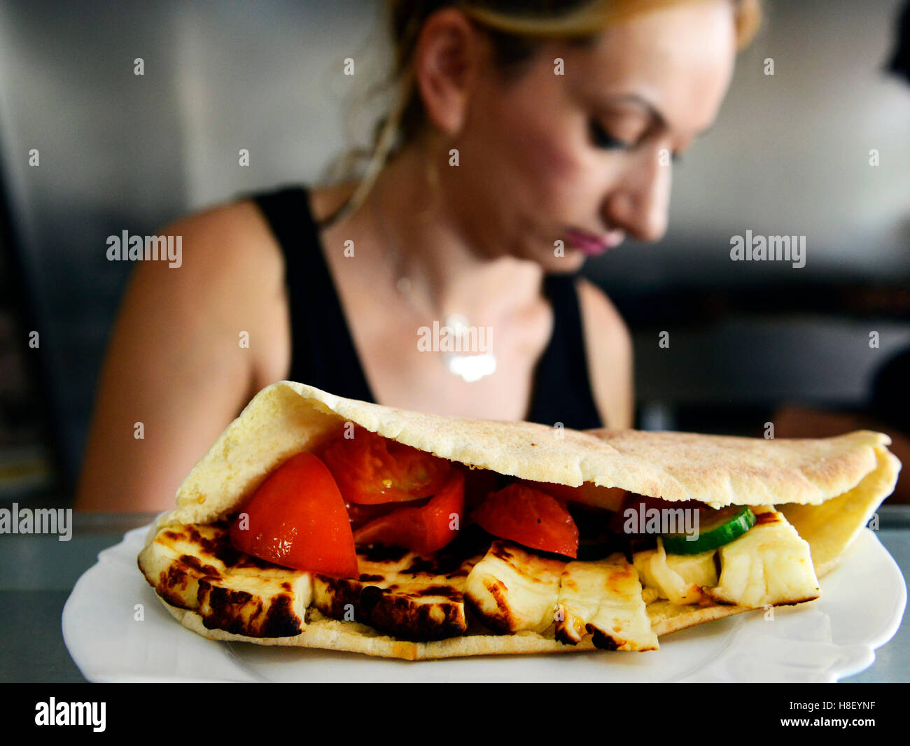 Halloumi alla griglia con verdure fresche sandwich. Foto Stock